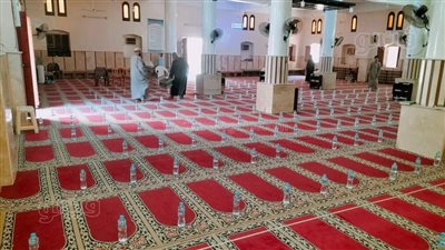 مسجد في الأقصر يستقبل المصلين بزجاجات المياه المعدنية بسبب الحر (صور)