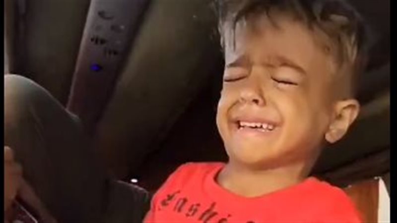 مشهد مؤلم لبكاء الطفل