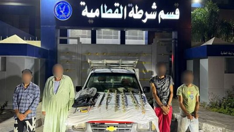 المتهمون وبحوزتهم