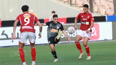 الأهلي يواصل انتصاراته ويهزم فاركو 2-1 في الدوري المصري