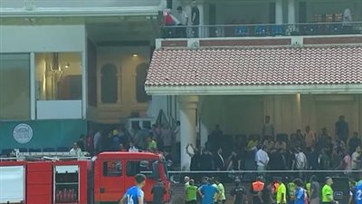 وصول سيارات الإطفاء للسيطرة على حريق المقصورة الرئيسية باستاد الإسكندرية (صور)