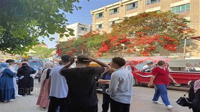 مراجعة اللحظات الأخيرة لطلاب الثانوية العامة بمحيط اللجان في الشرقية (صور)