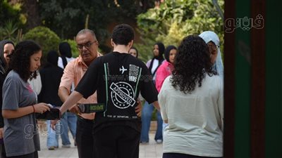  تفتيش طلاب الثانوية العامة بالعصا الإلكترونية قبل دخول اللجان 