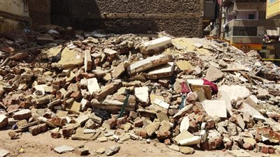 النيابة تُعاين موقع انهيار عقار بحي المناخ في بورسعيد