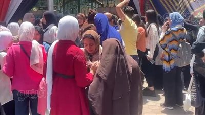 بكاء طلاب الثانوية العامة عقب امتحاني الفيزياء والتاريخ (فيديو) 