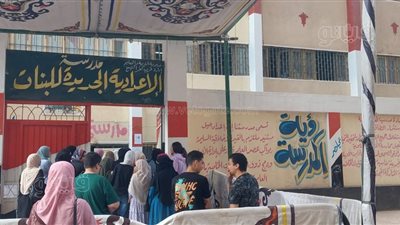 غضب طلاب الثانوية العامة بكفر الشيخ لصعوبة امتحاني الفيزياء والتاريخ (بث مباشر)