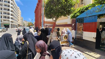 بكاء وإغماء طلاب الثانوية بسبب امتحان الفيزياء وتباين الآراء حول التاريخ بمطروح (صور)