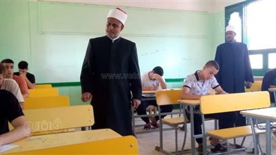 رئيس شؤون التعليم بقطاع المعاهد يتفقد سير امتحانات الثانوية الأزهرية بكفر الشيخ