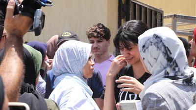 انهيار وبكاء طالبات وأهالي الثانوية العامة بعد امتحان الفيزياء (صور) 