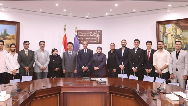 وزير الاتصالات والشباب