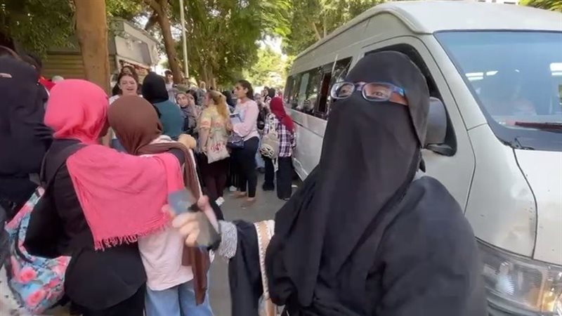 والدة طالبة بالثانوية