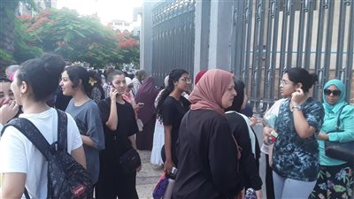 بكاء وانهيار طلاب الثانوية العامة شعبة العلمي بسبب امتحان الفيزياء في الإسكندرية (بث مباشر)