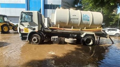 كسر مفاجئ في خط مياه بالدقي يتسبب في قطع المياه عن محيط ميدان فيني