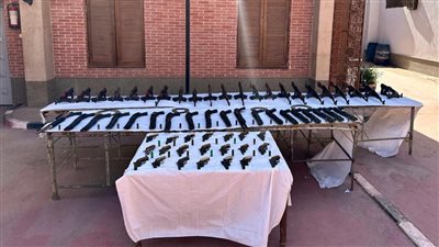 ضبط 56 سلاحا ناريا و18 قضية مخدرات خلال حملة بأسيوط وأسوان ودمياط 