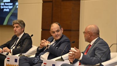 وزير التجارة يستعرض مقومات القطاع الصناعى وفرص إنتاج السيارات في مصر