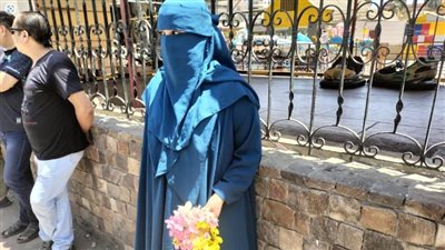 بعد امتحان الفيزياء، فتاة تستقبل شقيقتها طالبة الثانوية العامة بالورود (صور)