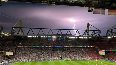 استئناف مباراة ألمانيا ضد الدنمارك بعد توقفها 15 دقيقة بسبب الأحوال الجوية