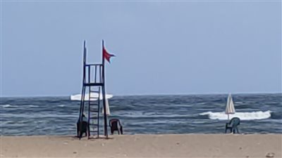 منع النزول لشواطئ العجمي والنخيل بسبب ارتفاع الأمواج (فيديو وصور) 