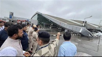 انهيار سقف مطار على سيارات في نيودلهي (فيديو)