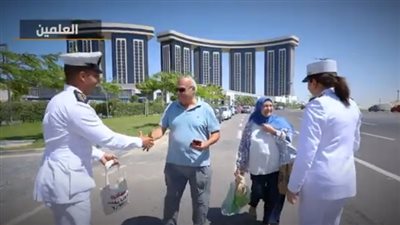 الداخلية توزع الهدايا على المواطنين احتفالا بذكرى ثورة 30 يونيو (فيديو وصور)
