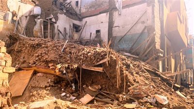 جار البحث عن آخرين، مصرع وإصابة 5 أشخاص في انهيار منزل بأسيوط 