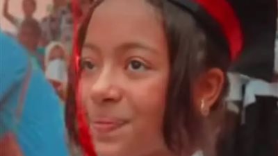 بعد غياب طويل، مصري يفاجئ نجلته بحفل تخرجها في المرحلة الابتدائية بالجزائر