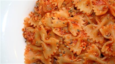 طريقة عمل المكرونة بالصلصة والجبن البارميزان، أكلة خفيفة فى الصيف