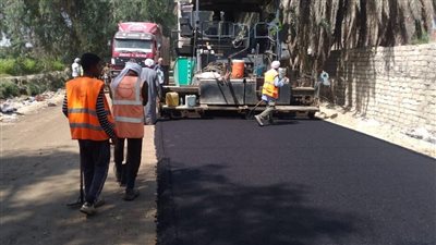 رئيس مدينة الأقصر يتابع الموقف التنفيذي لأعمال رصف الطرق