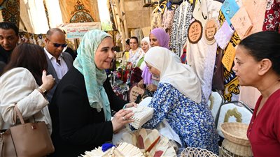 وزيرة التضامن ووفد البنك الدولي يتفقدان سير العمل بوحدة الخازندار بالقاهرة (صور)