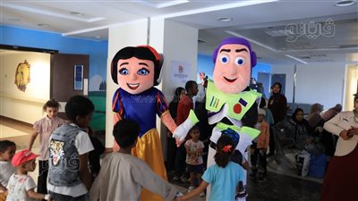 فريق عرائس ديزني يرسم البهجة على وجوه الأطفال مرضى السرطان بالأقصر (صور)