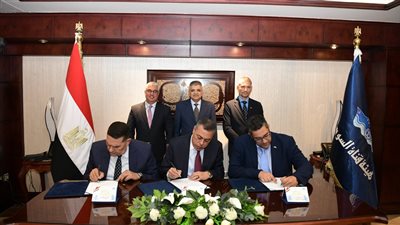 رئيسا قناة السويس والهيئة الاقتصادية يوقعان عقدا لإدارة المخلفات
