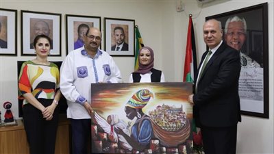 وزير الثقافة الفلسطيني يهدي عملًا فنيًا لسفارة جنوب إفريقيا 