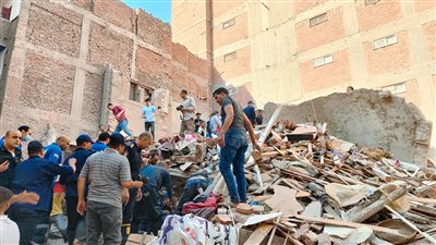 استخراج الجثة الرابعة من تحت أنقاض عقار أسيوط (فيديو)