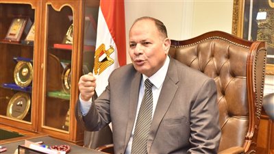 محافظ أسيوط يوجه بشن حملات لتطبيق قرارات مواعيد غلق المحلات 