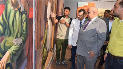 رئيس جامعة الأقصر يفتتح مشاريع تخرج كلية الفنون الجميلة (صور)