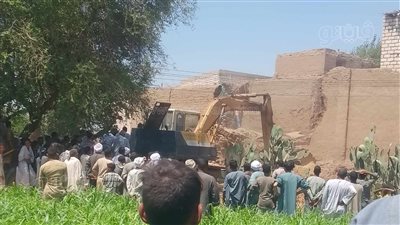 شاهد عيان يكشف آخر تطورات محاولة إنقاذ شاب المنيا عقب سقوطه في بئر صرف 