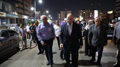 جولة لمحافظ القاهرة بالشوارع لمتابعة غلق المحال التجارية (صور)