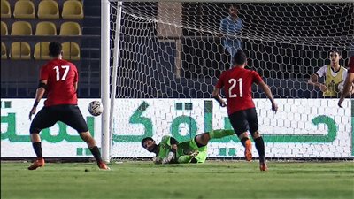 شوبير وإمام عاشور يهنئان الشناوى بعد تصديه لركلة جزاء أمام الطلائع (فيديو)