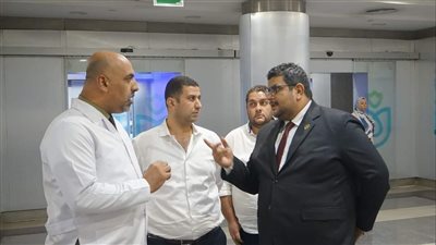 جولة مفاجئة لمدير فرع الرعاية الصحية بالإسماعيلية لمستشفى الطوارئ بأبو خليفة (صور) 