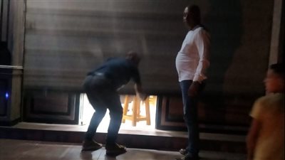 شوارع مظلمة يكسرها خيال ظل المارة، تنفيذ قرارات غلق المحال بالدقهلية (صور)