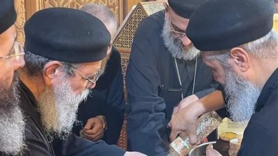 الأنبا أكسيوس يطيب رفات الأنبا موسى الأسود بالمنصورة