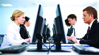 تسير في الاتجاه المعاكس، دولة تجبر موظفيها العمل 6 أيام أسبوعيا