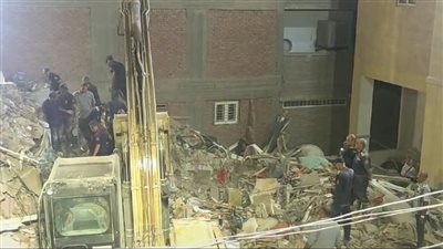 بعد تعطل المعدات، استئناف أعمال البحث عن ضحايا أسفل أنقاض عقار أسيوط المنهار يدويا (فيديو) 