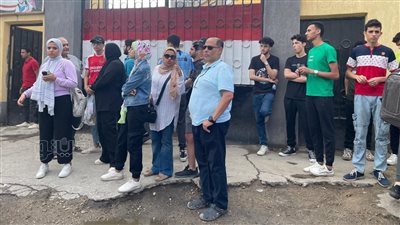 مراجعة اللحظات الأخيرة بين طلاب الثانوية للغة الأجنبية الأولى أمام اللجان بسوهاج (بث مباشر)