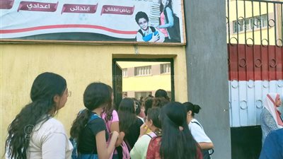 بدء دخول طلاب الثانوية العامة إلى اللجان لأداء امتحان مادة اللغة الأجنبية الأولى (فيديو وصور)