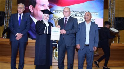 رئيس جامعة سوهاج يكرم طلاب الدفعة 45 بقسم الإعلام بكلية الآداب