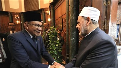 من برجي بتروناس التوأم إلى برج القاهرة.. كيف عزز الأزهر الشريف علاقة مصر بماليزيا؟.. وتفاصيل اللقاء الأول للطيب مع رئيس الوزراء الماليزي