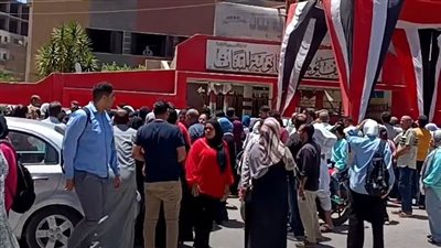 قلق أولياء الأمور قبل دخول طلاب الثانوية لأداء امتحاني الكيمياء والجغرافيا بسوهاج (بث مباشر)