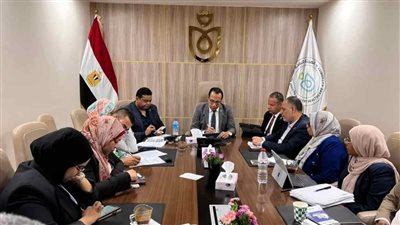 رئيس إقليم الصعيد للرعاية الصحية يناقش القضاء على قوائم الانتظار بالأقصر