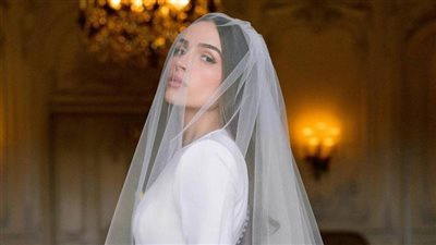 ملكة جمال الكون تحتفل بزواجها بفستان زفاف ملكي 